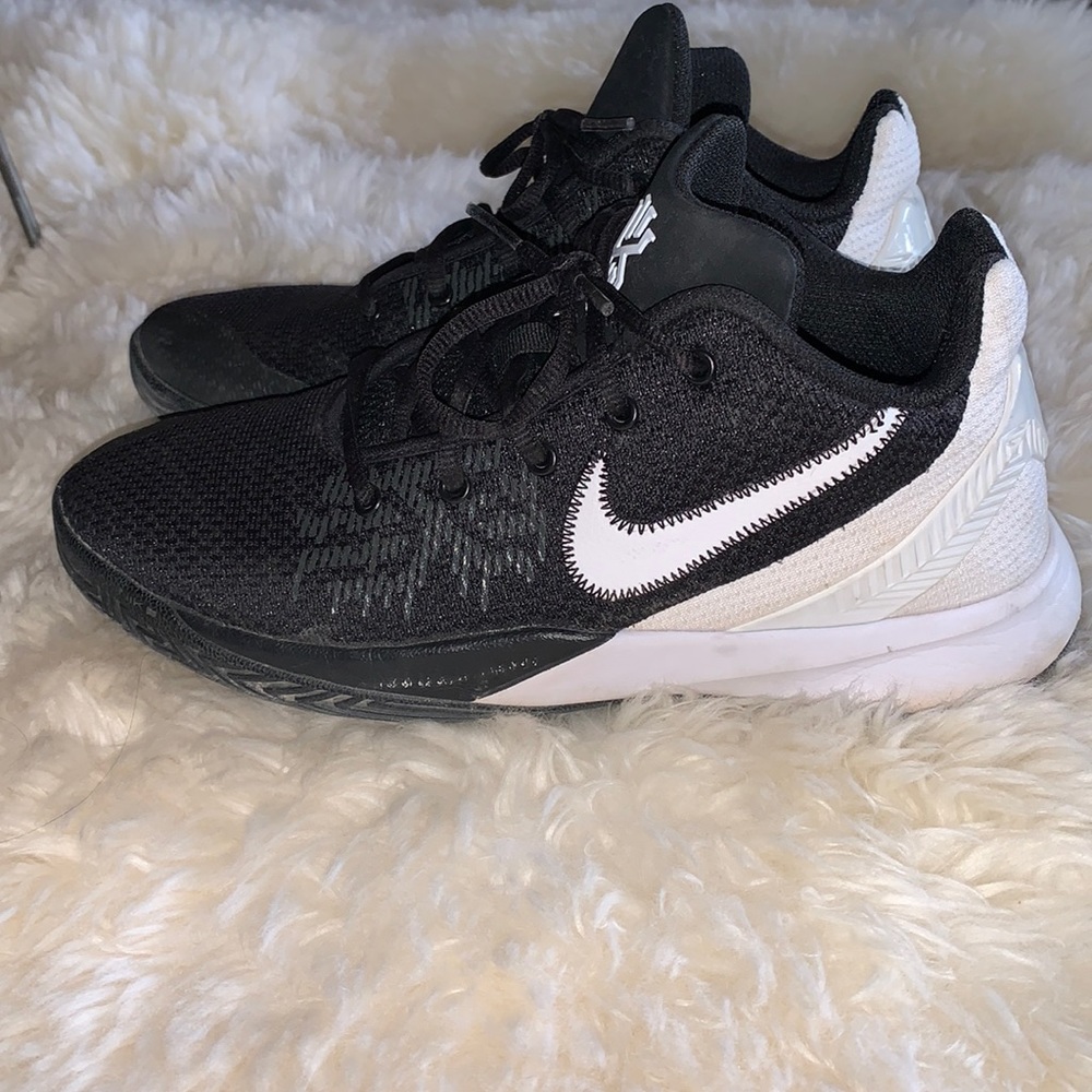 kyrie nike boys basketball sneakers (6.5Y)